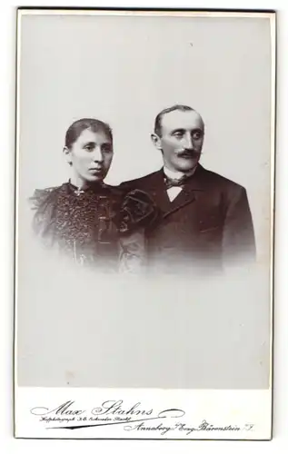 Fotografie Max Stahns, Annaberg i / Erzg., Bärenstein i / S., Portrait bürgerliches Paar in eleganter Kleidung