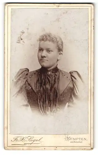 Fotografie Fr. X. Siegel, Kempten, Portrait junge Dame im eleganten Kleid mit Puffärmeln