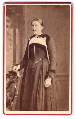 Fotografie L. Bechstein, Burgdorf, Portrait bürgerliche Dame in hübscher Kleidung an Stuhl gelehnt