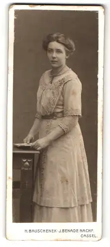 Fotografie J. Benade Nachf., Cassel, Portrait junge Dame im bürgerlichen Kleid mit Hochsteckfrisur und Büchlein