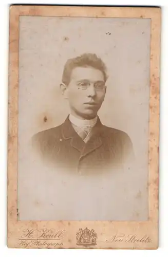 Fotografie H. Krull, Neu Strelitz, Portrait junger Herr im Anzug mit Zwicker
