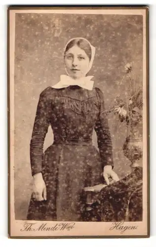 Fotografie Th. Mende Wwe., Hagen, Portrait junge Dame im eleganten Kleid mit Haube