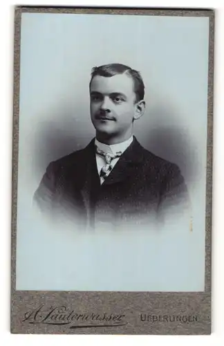 Fotografie A. Lauterwasser, Ueberlingen, Portrait junger Herr mit Seitenscheitel