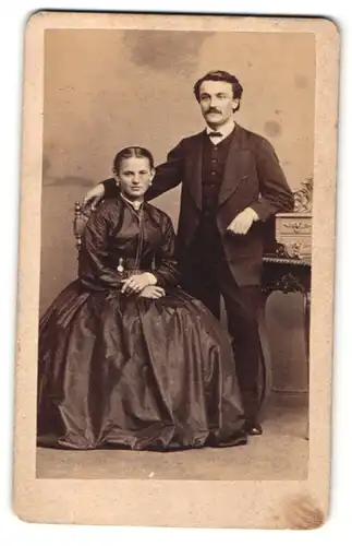 Fotografie C. Engelmann, Dresden & Freiberg, Portrait junges eleganters Paar, Gründerzeit