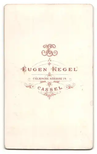 Fotografie Eugen Kegel, Cassel, Portrait Bub in zeitgenöss. Kleidung, Gründerzeit