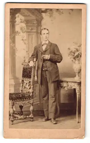 Fotografie Robert Pfeiffer, Seidenberg, Portrait junger Herr in zeitgenöss. Kleidung mit Zigarre
