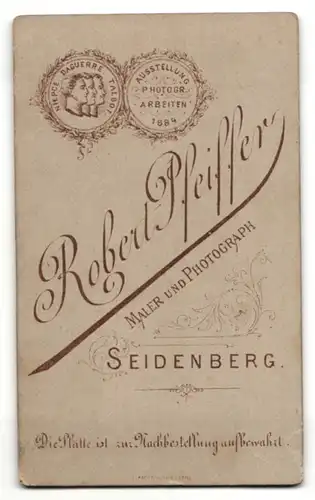 Fotografie Robert Pfeiffer, Seidenberg, Portrait junger Herr in zeitgenöss. Kleidung mit Zigarre