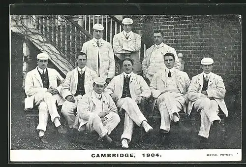 AK Cambridge, Rudermannschaft in Anzügen mit Mützen, 1904