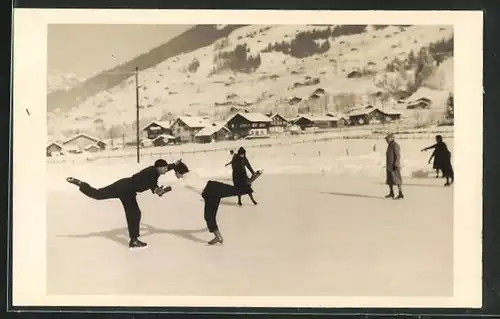 AK Schlittschuh, Eiskunstläufer auf dem Eis vor winterlicher Landschaft