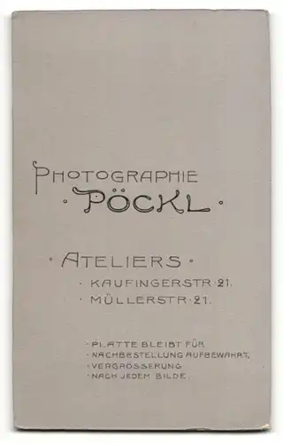 Fotografie Atelier Pöckl, München, Portrait junger Herr mit zurückgekämmtem Haar
