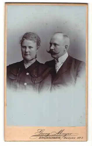 Fotografie Georg Meyer, Braunschweig, Portrait Herr mit imposantem Schnauzbart und Gattin