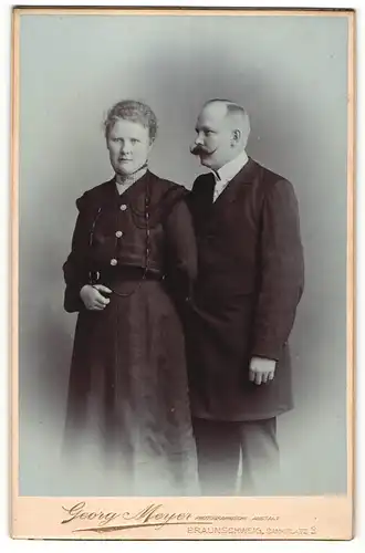 Fotografie Georg Meyer, Braunschweig, Portrait Herr mit imposantem Schnauzbart und Gattin