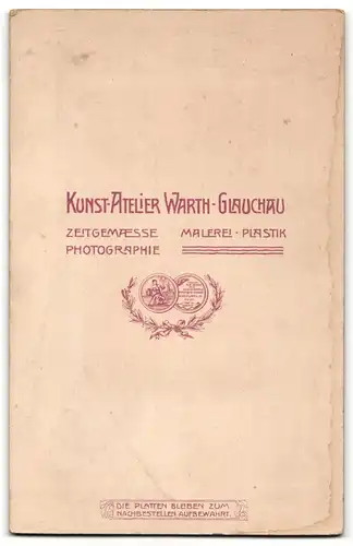 Fotografie Warth, Glauchau, Portrait Kleinkind mit Haubhe und Spielzeug