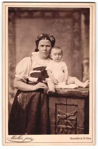 Fotografie Müller jun., Wien, Portrait Frau in Tracht mit Säugling