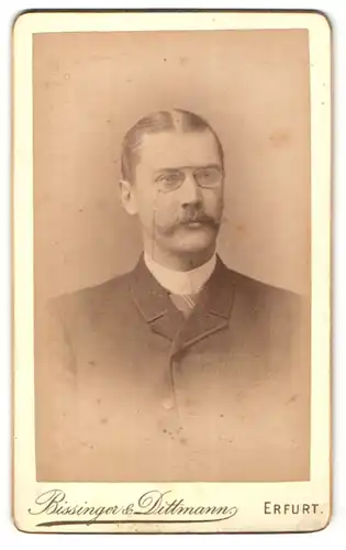 Fotografie Bissinger, Erfurt, Portrait Herr mit Zwicker und Schnauzbart