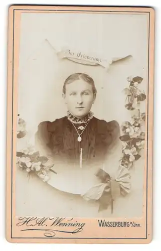 Fotografie H. Al. Wenning, Wasserburg a/Inn, Portrait junge Frau, Mintage mit Blumen, Zur Erinnerung