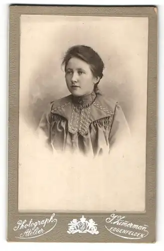Fotografie J. Zimmermann, Eggenfelden, Portrait Frau mit zusammengebundenem Haar