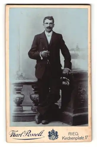Fotografie Karl Posselt, Ried, Portrait junger Mann in Anzug mit Zigarre