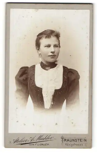 Fotografie A. Miehler, Traunstein, Portrait Fräulein in zeitgenöss. Kleidung