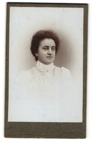 Fotografie Carl Stallechner, Trostberg a/Alz, Portrait Dame mit zusammengebundenem Haar