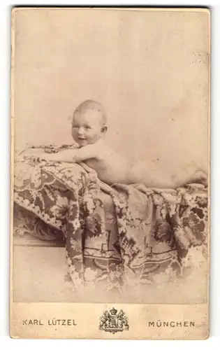 Fotografie Karl Lützel, München, Portrait Kleinkind auf einer Decke