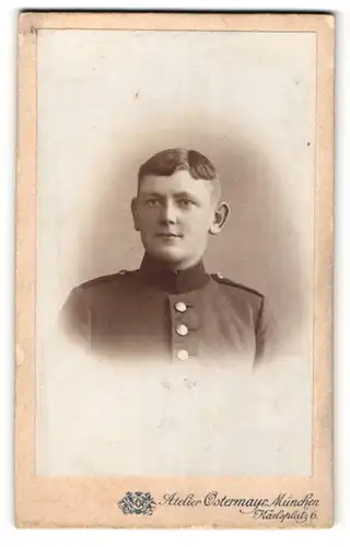 Fotografie Gebr. Ostermayr, München, Portrait Soldat in Uniform