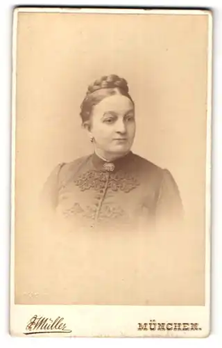 Fotografie Friedrich Müller, München, Portrait Dame mit Hochsteckfrisur