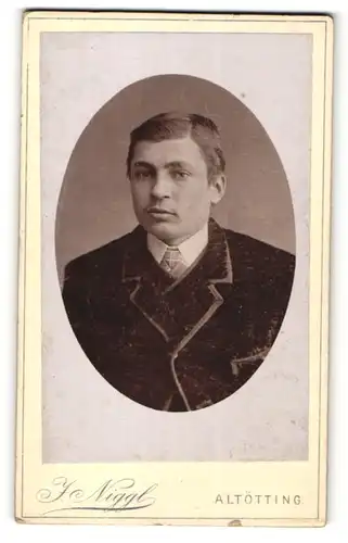 Fotografie J. Niggl, Altötting, Portrait eines jungen Mannes