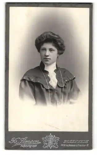 Fotografie H. Simson, Rosenheim, Portrait Dame mit Halskette