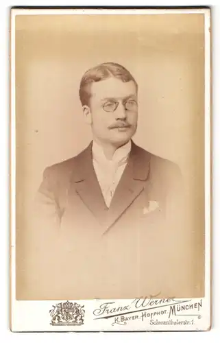 Fotografie Franz Werner, München, Portrait Herr mit Brille