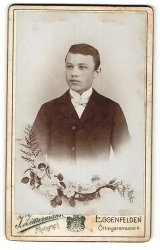 Fotografie J. Zimermann, Eggenfelden, Portrait Junge im Anzug