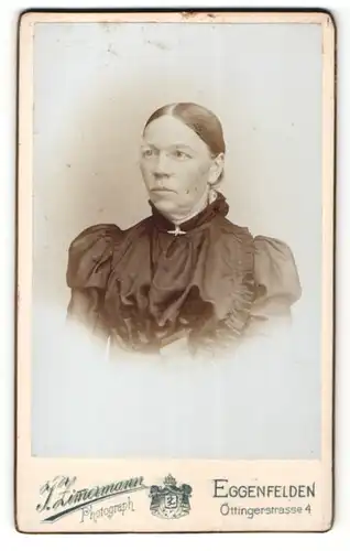 Fotografie J. Zimermann, Eggenfelden, Portrait Dame in schwarzer Bluse