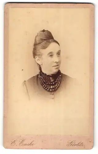 Fotografie Ernst Encke, Görlitz, Portrait Dame mit Halskette