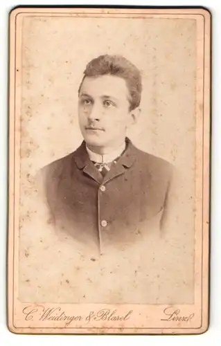 Fotografie Weidinger & Blasel, Linz, Portrait junger Herr im Anzug