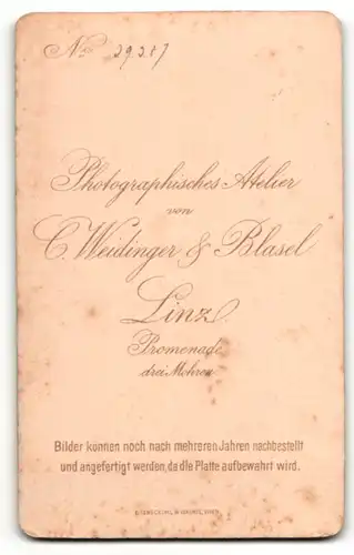 Fotografie Weidinger & Blasel, Linz, Portrait junger Herr im Anzug