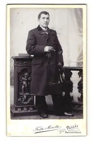 Fotografie Fritz Moritz, Passau, Portrait Herr im Mantel mit Zigarette