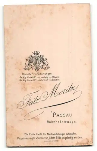 Fotografie Fritz Moritz, Passau, Portrait Herr im Mantel mit Zigarette