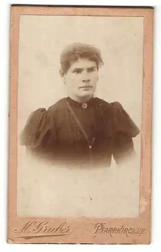 Fotografie M. Gruber, Pfarrkirchen, Portrait einer ernstblickenden Dame