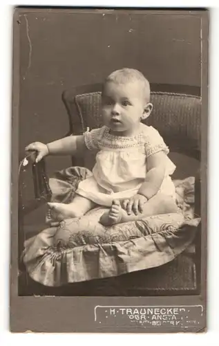 Fotografie H. Traunecker, Biberach, Portrait Kleinkind auf einem Stuhl