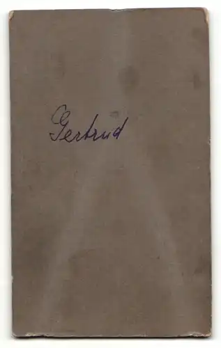 Fotografie H. Traunecker, Biberach, Portrait Kleinkind auf einem Stuhl