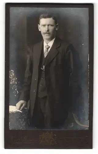 Fotografie Hans Strauss, Altötting, Portrait junger Herr im Anzug