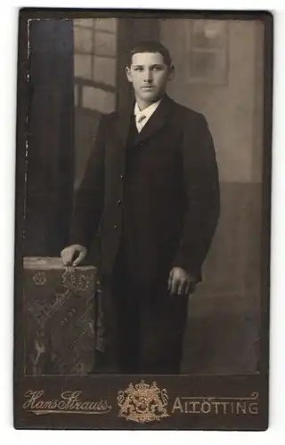 Fotografie Hans Strauss, Altötting, Portrait junger Herr im Anzug