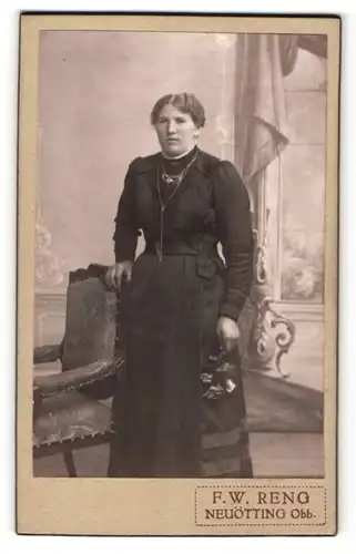 Fotografie F.W. Reng, Neuötting / Obb., Portrait Dame im schwarzen Kleid