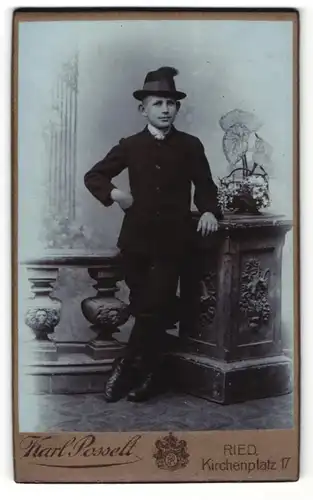 Fotografie Karl Posselt, Ried i. Innkreis, Portrait Junge im Anzug mit Hut