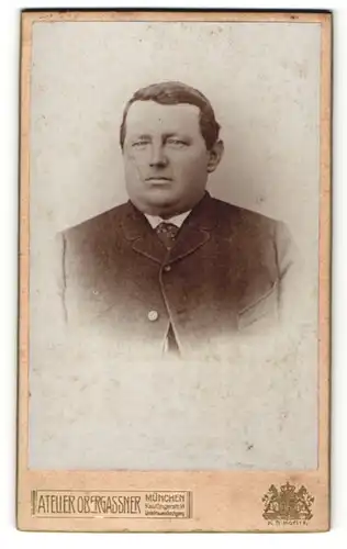 Fotografie M. Obergassner, München, Portrait eines fülligen Mannes