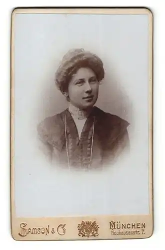 Fotografie Samson & Co., München, Portrait einer Dame mit Hochsteckfrisur