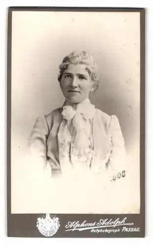 Fotografie Alphons Adolph, Passau, Portrait junge Dame im Kostüm