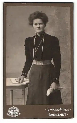 Fotografie Leopold Orelli, Landshut, Portrait Frau im schwarzen Kleid