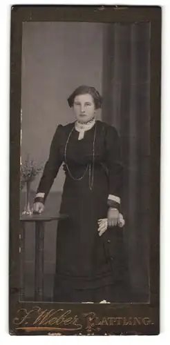 Fotografie J. Weber, Plattling, Portrait Dame im schwarzen Kleid