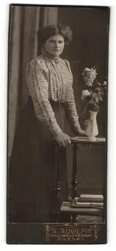 Fotografie A. Adolph, Passau, Portrait Dame an einem Beistelltisch